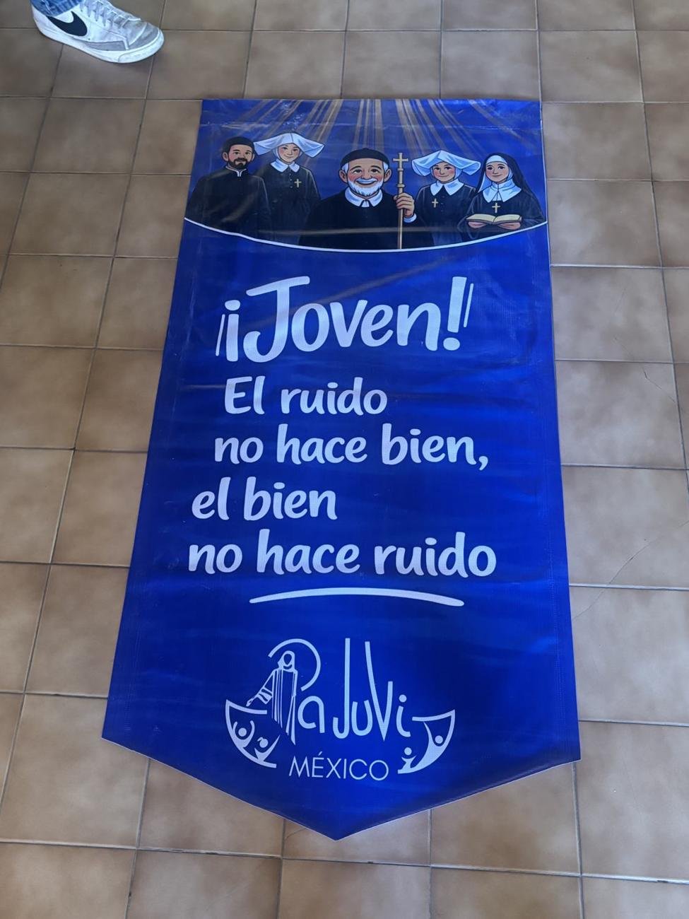 Manta de PAJUVI con la frase: ¡Joven! El ruido no hace bien, el bien no hace ruido