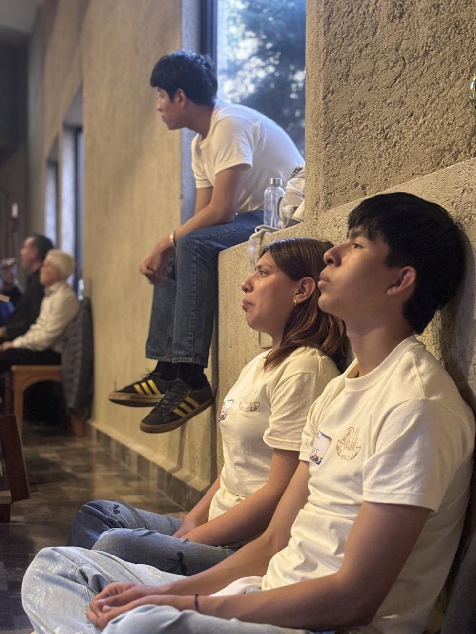 Jóvenes en oración