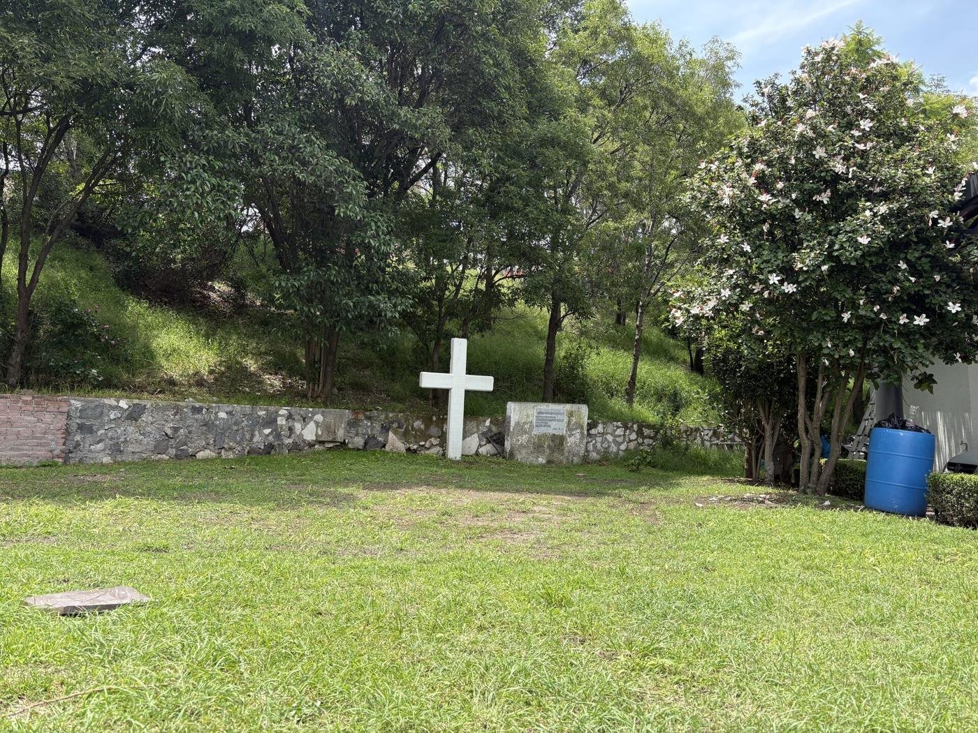 Cruz memorial en el jardín de la Capilla