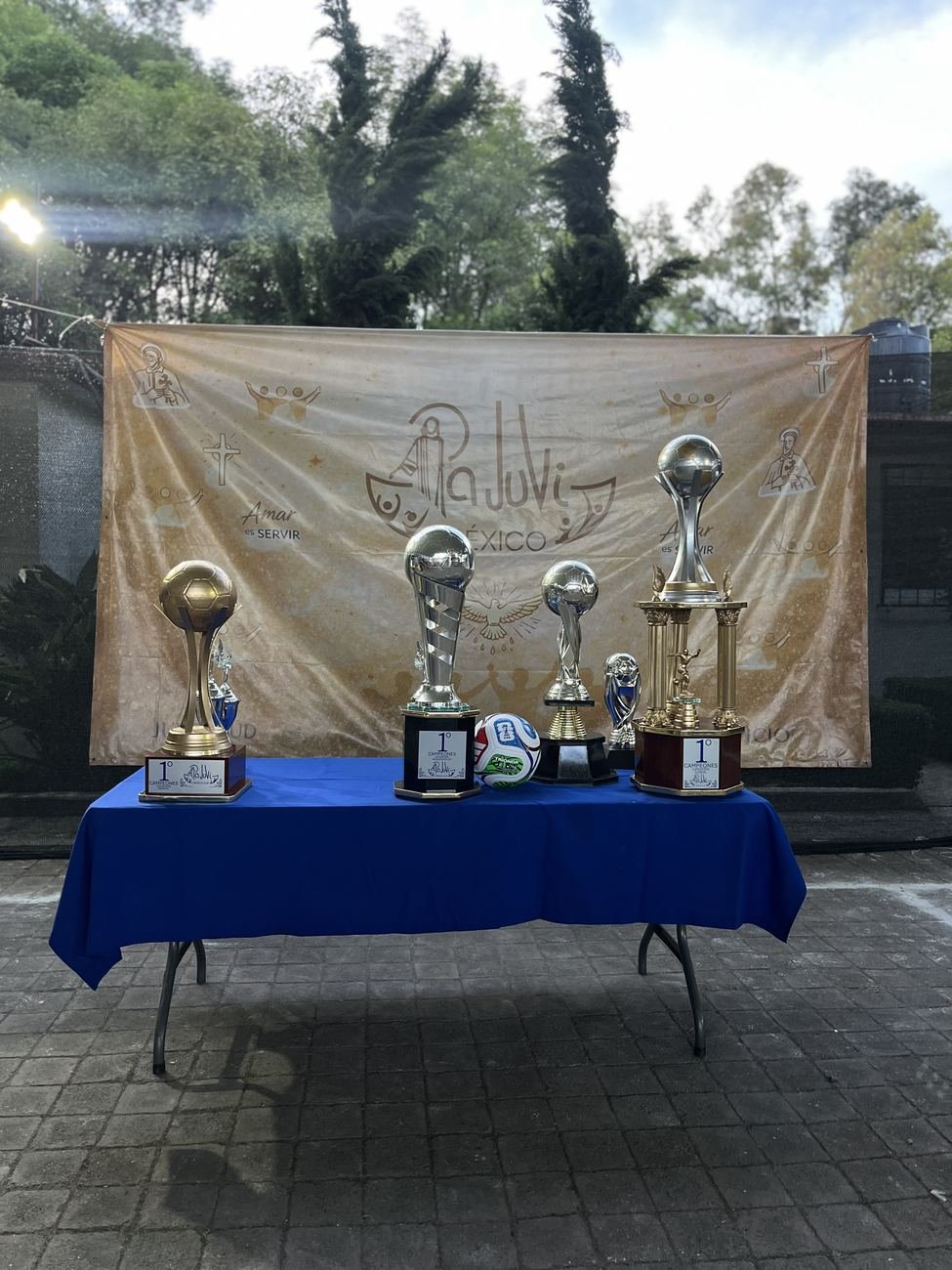 Trofeos conmemorativos del torneo sobre la mesa de premiación