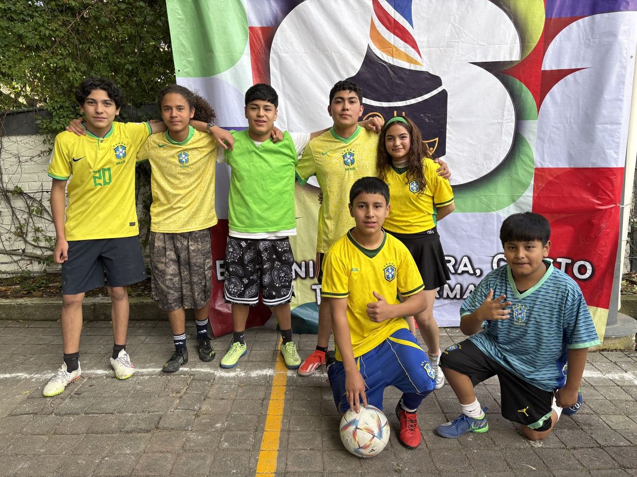 Equipo posando con el balón antes de su partido