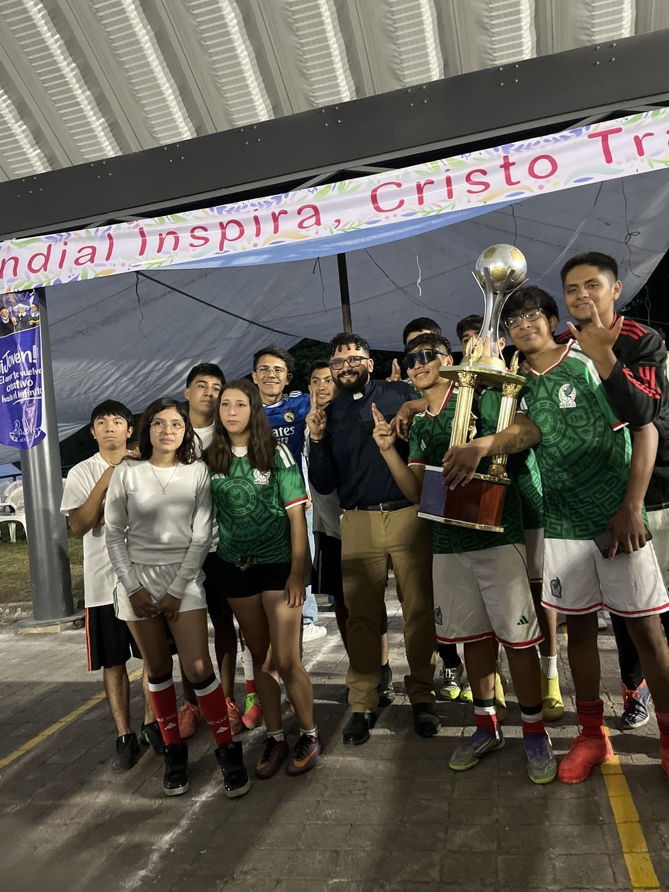 Entrega del trofeo conmemorativo